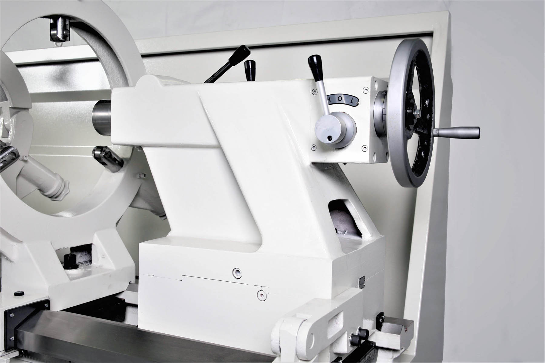 Machine may be shown with optional accessories